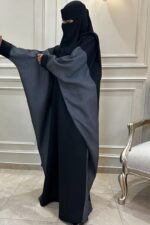 ⁦عباية كتف نص بشت محدده بلونين اسود و رمادى⁩ - الصورة ⁦4⁩