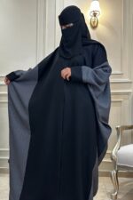 ⁦عباية كتف نص بشت محدده بلونين اسود و رمادى⁩ - الصورة ⁦2⁩