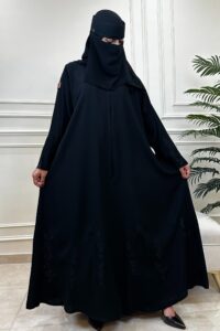 عباية كلوش بتطريز مخفي اسود من الاكمام وأسفل العباية