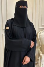⁦عبايه نص بشت بتطريز على اكتاف⁩ - الصورة ⁦2⁩