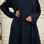 عبايه كتف بتطريز اسود على اكمام كامل