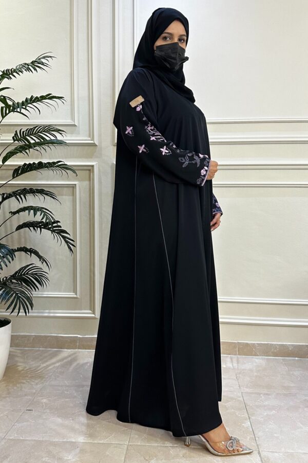 عباية كتف مطرزة
