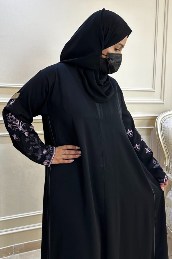 ⁦عباية نواعم بتطريز ملون على اكمام كامل⁩ - الصورة ⁦8⁩
