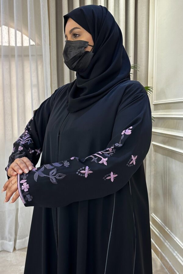 ⁦عباية نواعم بتطريز ملون على اكمام كامل⁩ - الصورة ⁦4⁩