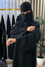 عباية سوداء مطرزة