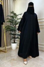 ⁦عبايه كتف مزينه بتطريز اسود على اكمام⁩ - الصورة ⁦6⁩