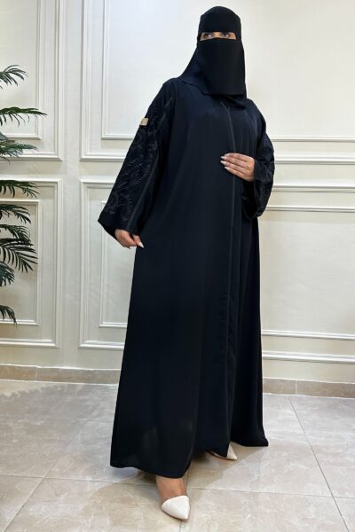 ⁦عبايه كتف مزينه بتطريز اسود على اكمام⁩ - الصورة ⁦5⁩