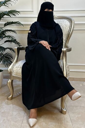 عبايه كتف مزينه بتطريز اسود على اكمام