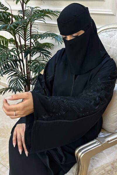 ⁦عبايه كتف مزينه بتطريز اسود على اكمام⁩ - الصورة ⁦3⁩