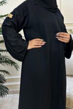 ⁦عبايه كتف مزينه بتطريز اسود على اكمام⁩ - الصورة ⁦2⁩
