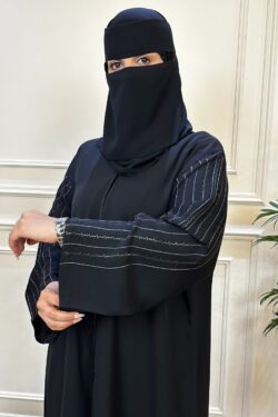 عبايه كتف مطرز على اكتاف محدده من امام بلون نحاسي