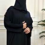 عبايه كتف مطرز قصب على اكتاف محدده من امام بلون اسود