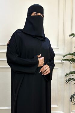 عبايه كتف مطرز قصب على اكتاف محدده من امام بلون اسود