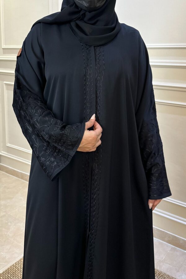 ⁦عبايه كتف بتطريز ارى اسود من امام وكم⁩ - الصورة ⁦2⁩