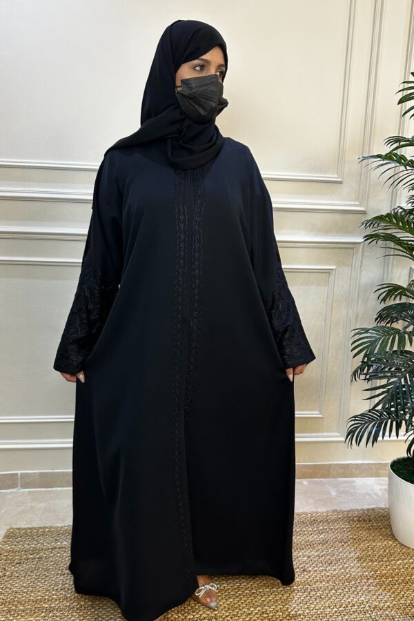 ⁦عبايه كتف بتطريز ارى اسود من امام وكم⁩ - الصورة ⁦5⁩