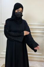 ⁦عبايه كتف بتطريز ارى اسود من امام وكم⁩ - الصورة ⁦4⁩