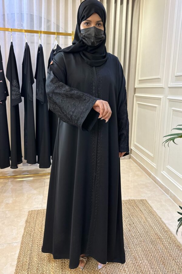 عبايه كتف بتطريز ارى اسود