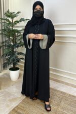 ⁦عباية كتف محدده بتطريز بيج و اسود من امام واكمام⁩ - الصورة ⁦9⁩