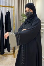 ⁦عباية كتف محدده بتطريز بيج و اسود من امام واكمام⁩ - الصورة ⁦8⁩