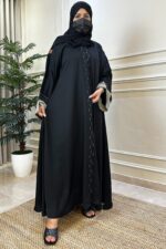 ⁦عباية كتف محدده بتطريز بيج و اسود من امام واكمام⁩ - الصورة ⁦7⁩