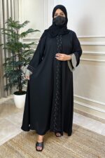 ⁦عباية كتف محدده بتطريز بيج و اسود من امام واكمام⁩ - الصورة ⁦6⁩