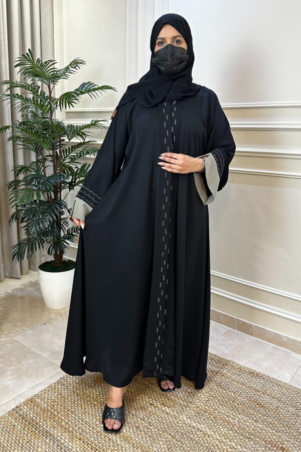 ⁦عباية كتف محدده بتطريز بيج و اسود من امام واكمام⁩ - الصورة ⁦6⁩