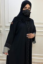 عباية كتف محدده بتطريز بيج و اسود من امام واكمام