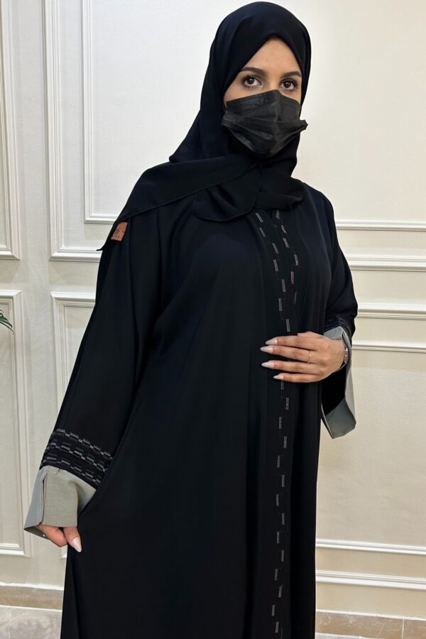 ⁦عباية كتف محدده بتطريز بيج و اسود من امام واكمام⁩ - الصورة ⁦5⁩