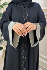 ⁦عباية كتف محدده بتطريز بيج و اسود من امام واكمام⁩ - الصورة ⁦4⁩