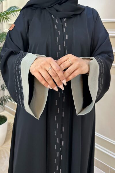 ⁦عباية كتف محدده بتطريز بيج و اسود من امام واكمام⁩ - الصورة ⁦4⁩
