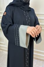 ⁦عباية كتف محدده بتطريز بيج و اسود من امام واكمام⁩ - الصورة ⁦3⁩