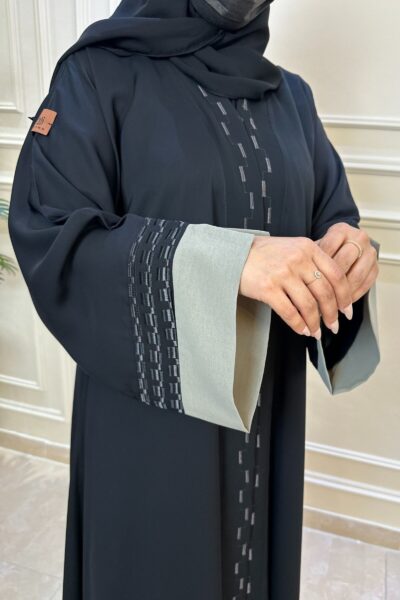 ⁦عباية كتف محدده بتطريز بيج و اسود من امام واكمام⁩ - الصورة ⁦3⁩