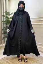 ⁦عباية كتف محدده بتطريز بيج و اسود من امام واكمام⁩ - الصورة ⁦2⁩