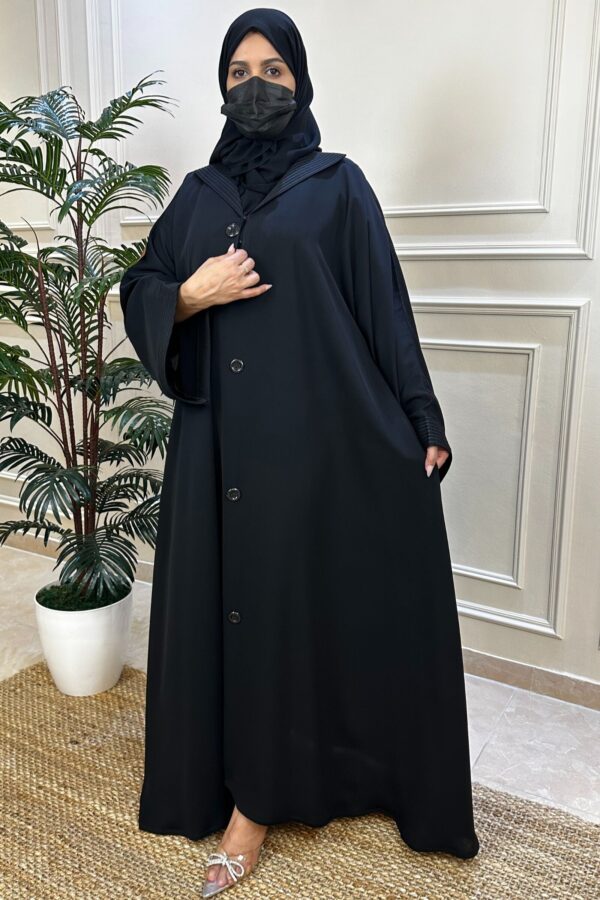 ⁦عباية مغلقه بزراير و قيطان⁩ - الصورة ⁦2⁩
