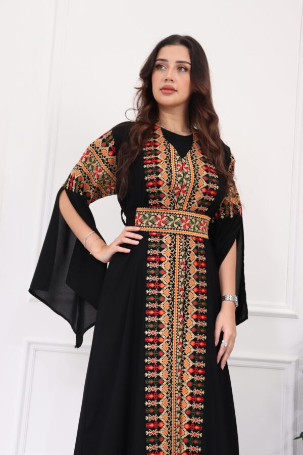 ⁦جلابيه بتطريز عربي وبكم وسيع بيج⁩ - الصورة ⁦2⁩