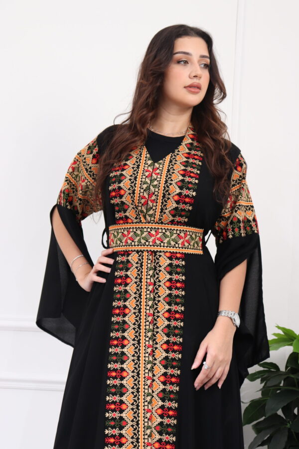 ⁦جلابيه بتطريز عربي وبكم وسيع بيج⁩ - الصورة ⁦3⁩