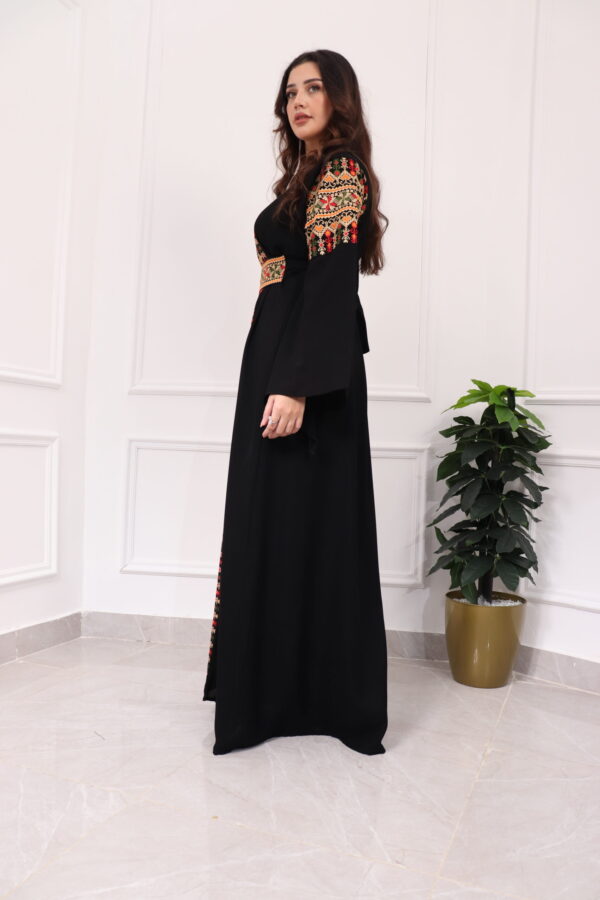 ⁦جلابيه بتطريز عربي وبكم وسيع بيج⁩ - الصورة ⁦4⁩