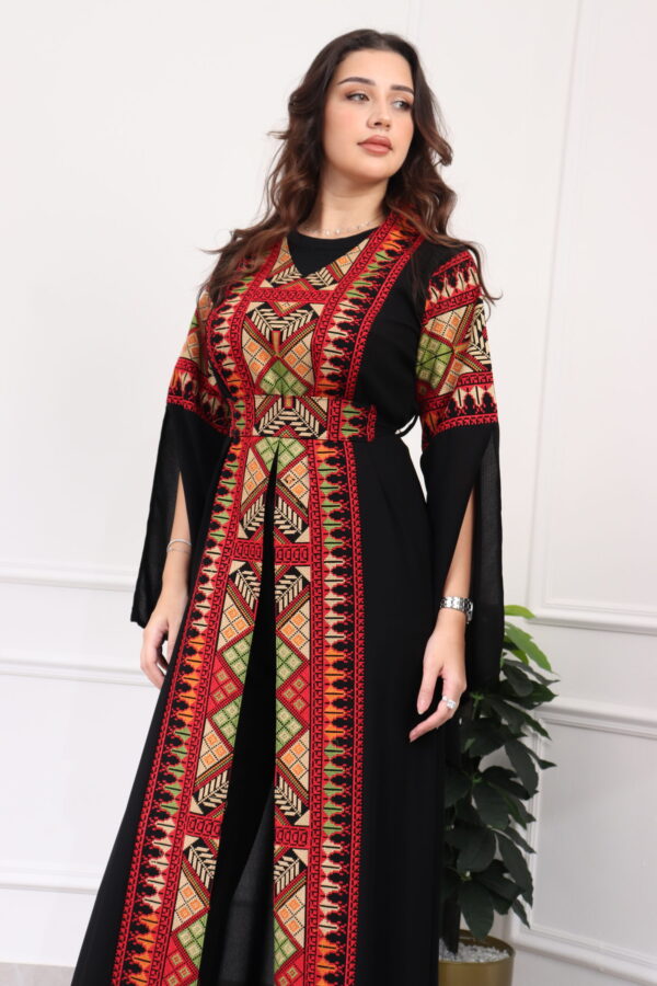 ⁦جلابيه بتطريز عربي و بكم وسيع احمر⁩ - الصورة ⁦2⁩