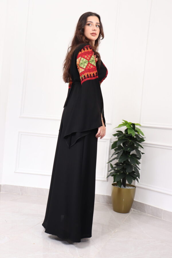 ⁦جلابيه بتطريز عربي و بكم وسيع احمر⁩ - الصورة ⁦6⁩