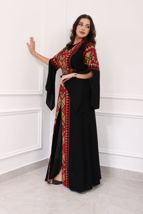 ⁦جلابيه بتطريز عربي و بكم وسيع احمر⁩ - الصورة ⁦10⁩