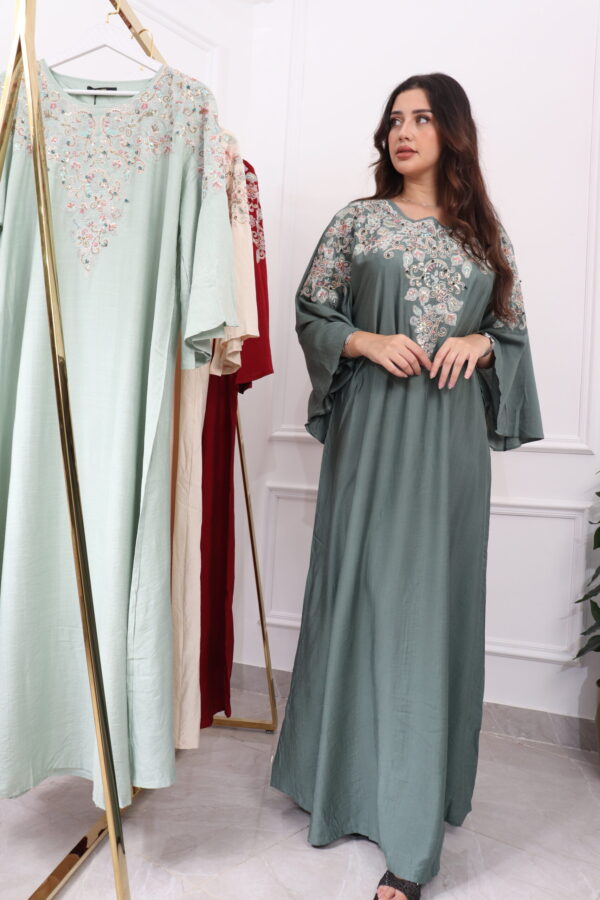 ⁦جلابيه اخضر بخرز من صدر منتد الى اكتاف⁩ - الصورة ⁦3⁩