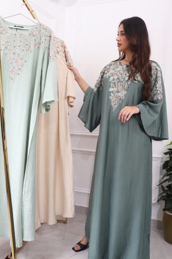 ⁦جلابيه اخضر بخرز من صدر منتد الى اكتاف⁩ - الصورة ⁦4⁩