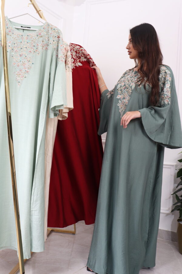 ⁦جلابيه اخضر بخرز من صدر منتد الى اكتاف⁩ - الصورة ⁦5⁩