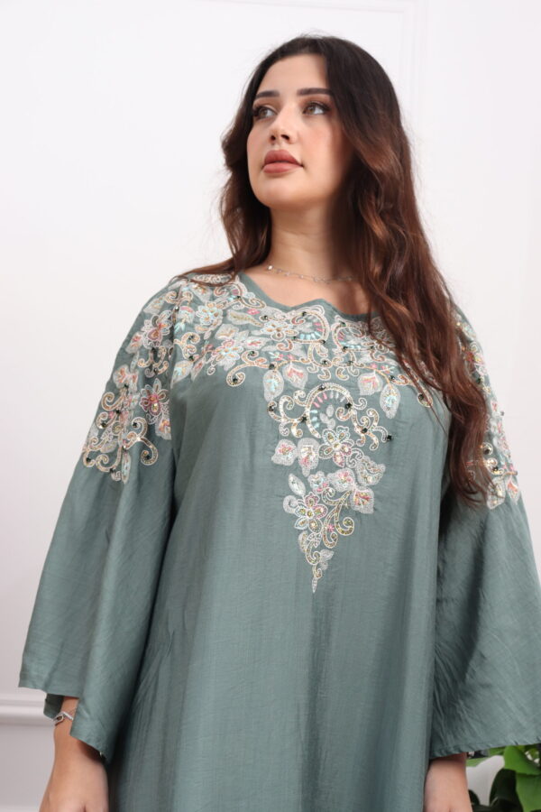 ⁦جلابيه اخضر بخرز من صدر منتد الى اكتاف⁩ - الصورة ⁦6⁩