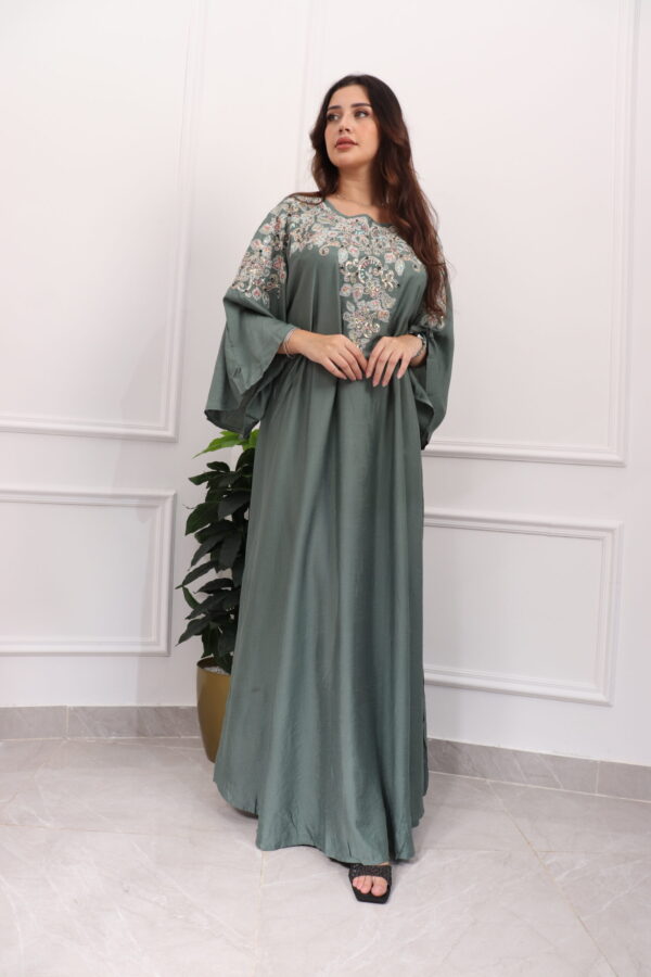 ⁦جلابيه اخضر بخرز من صدر منتد الى اكتاف⁩ - الصورة ⁦7⁩