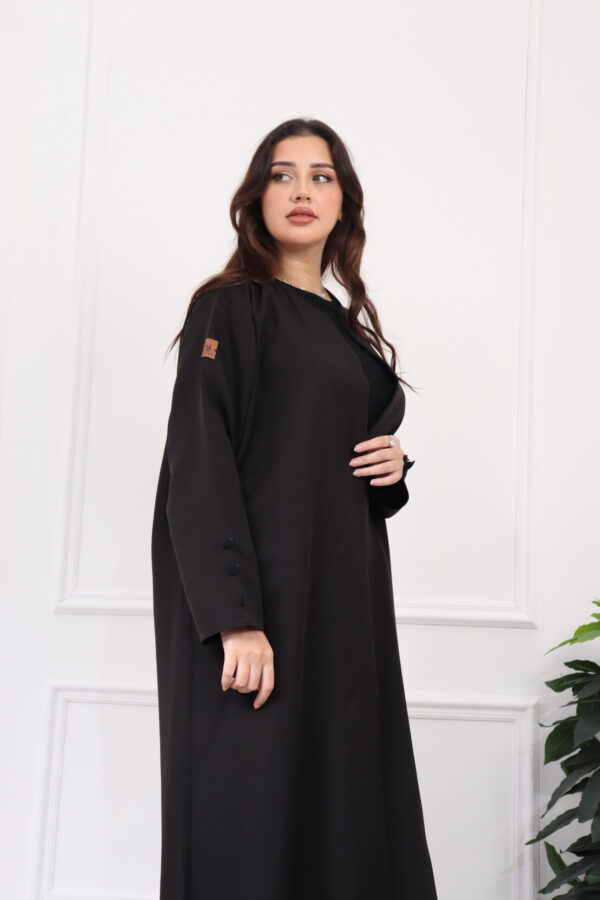 ⁦عباية اسود كلاسيك لمعه بتصميم مميز⁩ - الصورة ⁦7⁩