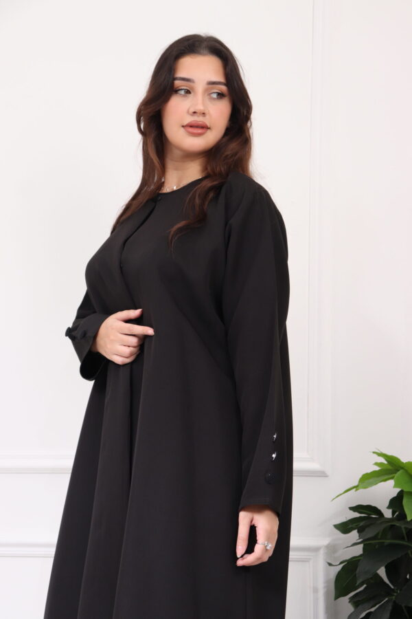 ⁦عباية اسود كلاسيك لمعه بتصميم مميز⁩ - الصورة ⁦8⁩