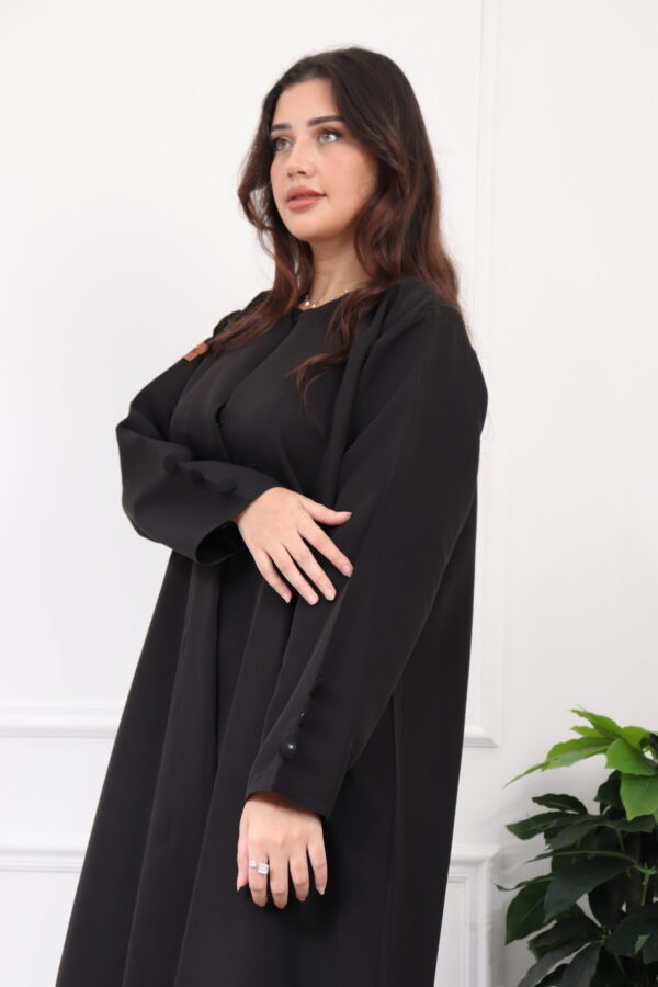 ⁦عباية اسود كلاسيك لمعه بتصميم مميز⁩ - الصورة ⁦9⁩