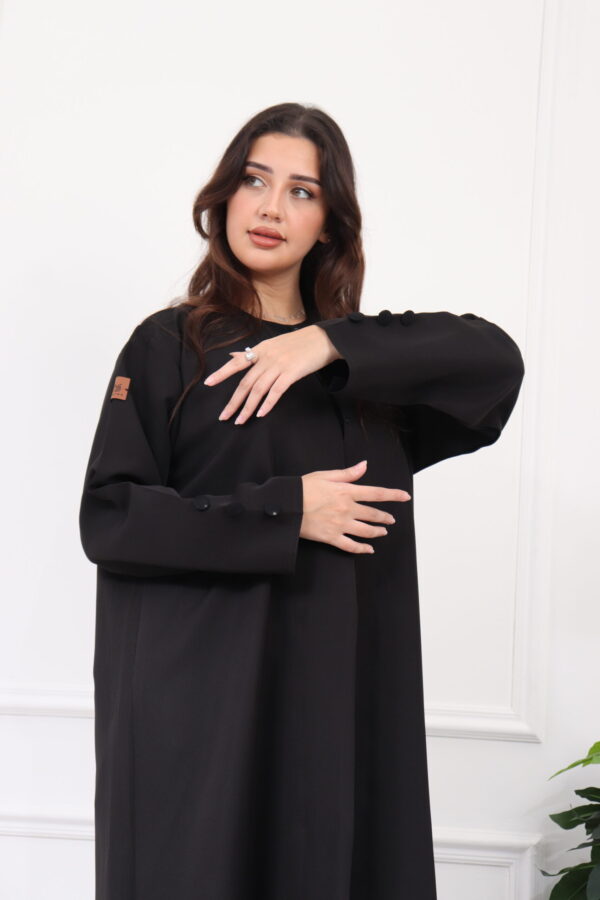 ⁦عباية اسود كلاسيك لمعه بتصميم مميز⁩ - الصورة ⁦10⁩