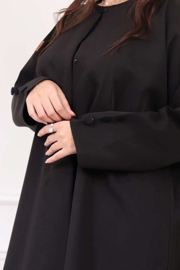 ⁦عباية اسود كلاسيك لمعه بتصميم مميز⁩ - الصورة ⁦4⁩